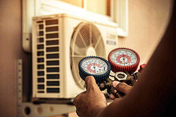 Professional Ac Installation technician working in Urbandale, IA